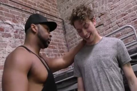 large darksome dude fucking A Whiteboi In The Prison