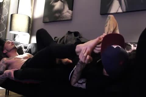 nasty Tatted dude With admirable Feet gets Worshiped And Cums